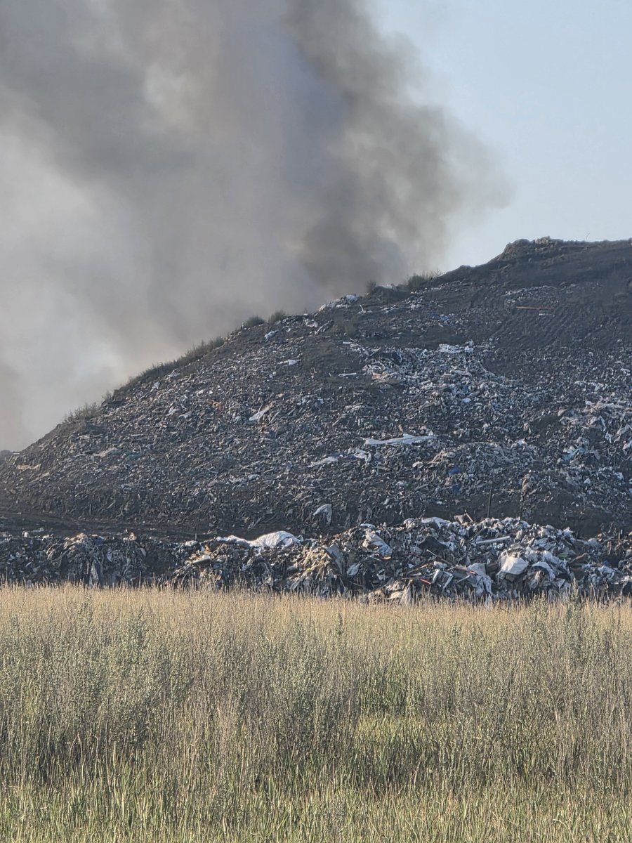 Mrbenjin's tweet photo. Landfill still burning away #calgary #yyc https://t.co/EyYEwEUYba