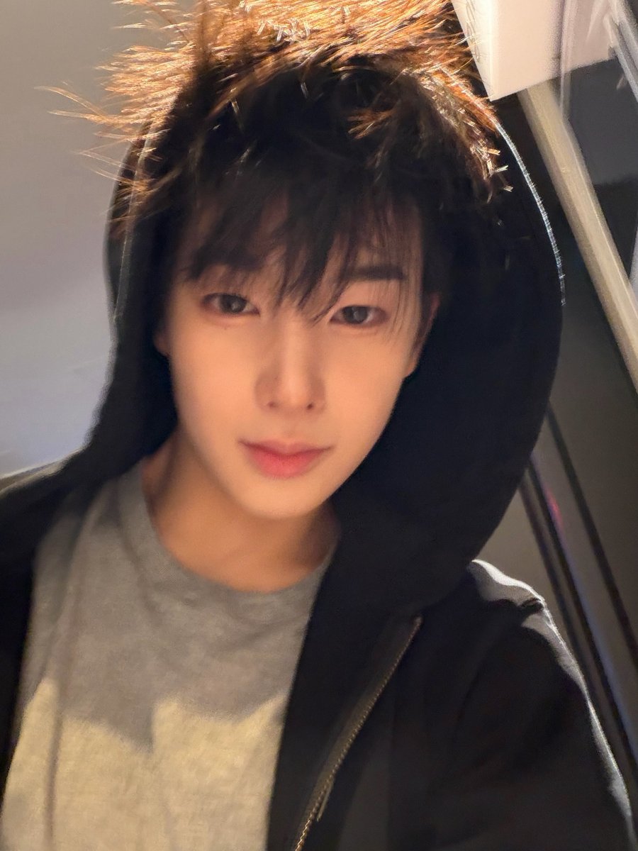 id17kikii's tweet photo. 260909 ์๋ํฌ #๊ณฝ๊ธฐ์
์ ์ข ๋ถ๋๋ฌ์ด๋ฐ
#์์ด๋ดํฐํฐ #idntt
#itsnotover #kwakgiwoong https://t.co/yYBtWKNG36