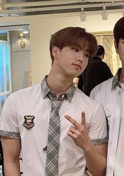ham_jisungie's tweet photo. biggest crush on college han jisung, the way the sleeves hug his arms... https://t.co/vdjm0tcoMS