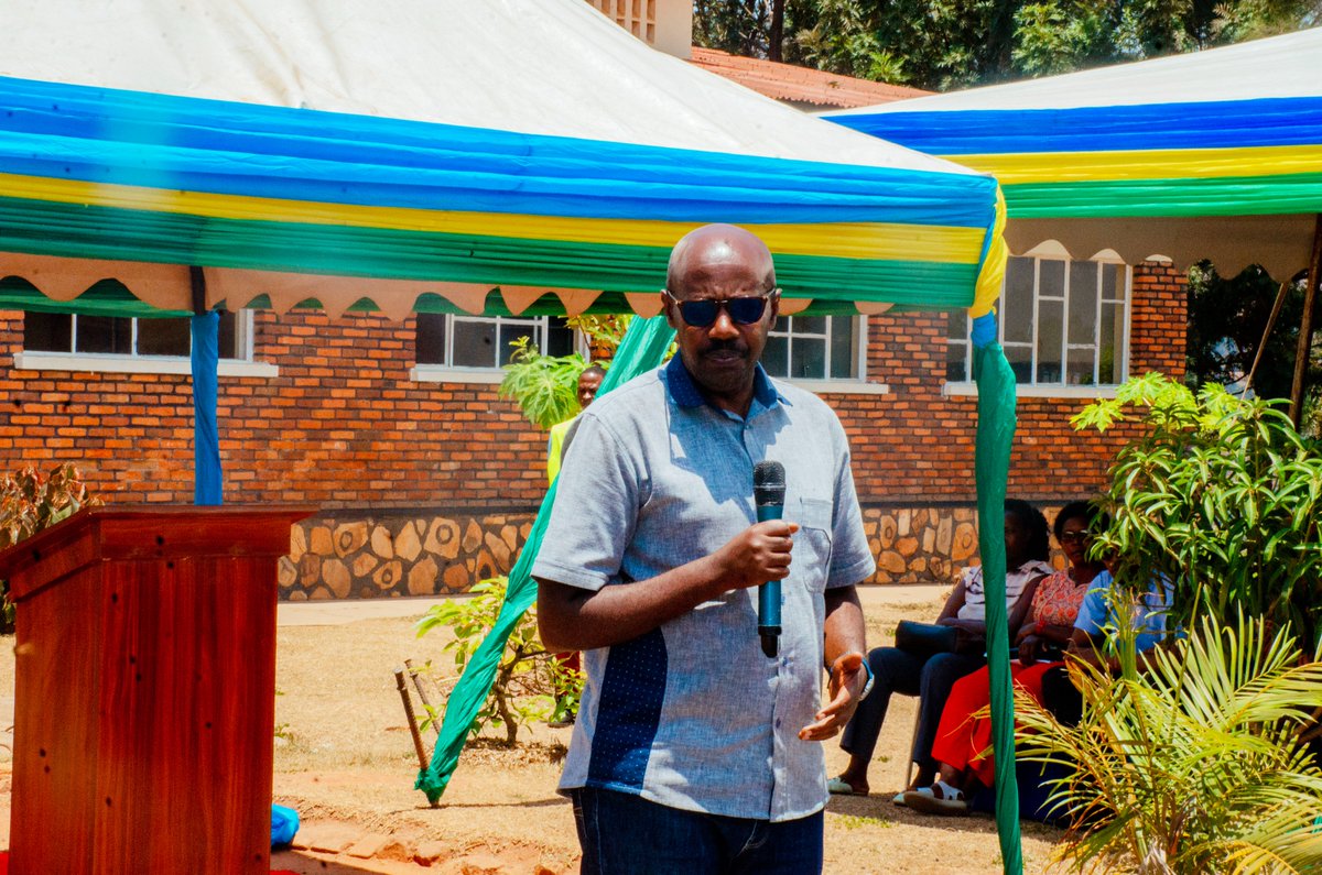 GatsiboDistrict's tweet photo. Umunyamabanga wa Leta muri @RwandaHealth @YvanButera yahuye kandi n'abaturage bo mu Murenge wa Ngarama, abasaba kwirinda no kurwanya inzoga zitujuje ubuziranenge kuko zangiza ubuzima, gufatanya mu kubaka umuryango utekanye no kurinda abana guta ishuri kuko ari bo u Rwanda rw'ejo. https://t.co/GkFb0Jt4Ji