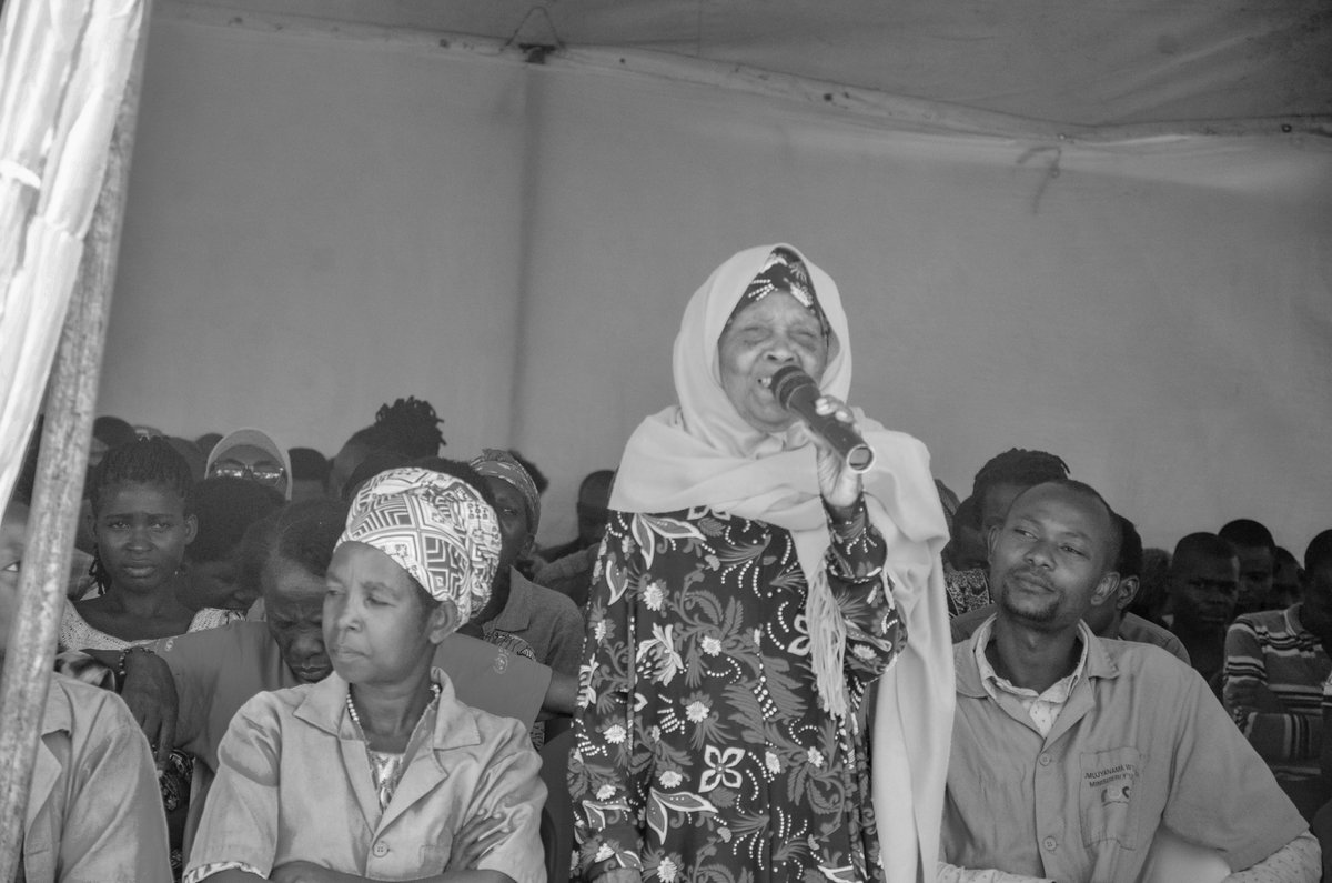 GatsiboDistrict's tweet photo. Umunyamabanga wa Leta muri @RwandaHealth @YvanButera yahuye kandi n'abaturage bo mu Murenge wa Ngarama, abasaba kwirinda no kurwanya inzoga zitujuje ubuziranenge kuko zangiza ubuzima, gufatanya mu kubaka umuryango utekanye no kurinda abana guta ishuri kuko ari bo u Rwanda rw'ejo. https://t.co/GkFb0Jt4Ji