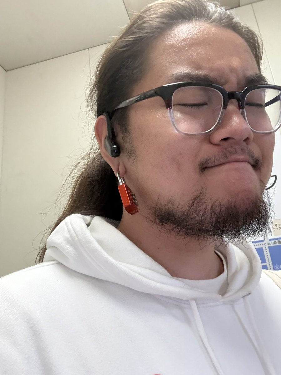 hsk_pen's tweet photo. @0w0pn 髭でロン毛で耳にデカめの穴がある、身体もゴツめな18歳高校生。 https://t.co/kk8uTF4zHq