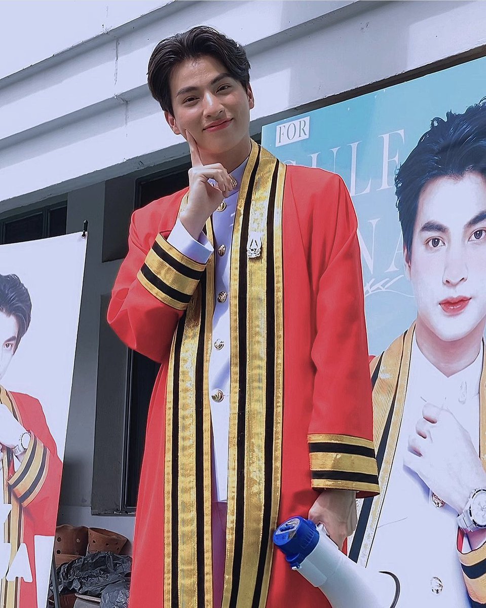bbaifernrc's tweet photo. ขอมาแชร์เรื่องน่ารัก ๆ ของคณาวุฒิบ้างละกันนะ 😊💗

กลัฟคือคนแรกเลยที่ทำให้เฟิร์นเรียกตัวเองได้เต็มปากกับคำว่า “ติ่ง” ⚽️💗

กลัฟคือคนที่เช่าฮอลล์ให้แฟนคลับได้ไปร่วมแสดงความยินดีในวันรับปริญญารอบละ 1000 คน รวมเป็น 4000คน ภายในวันรับจริงเลย ถ่ายรูปกับทุกคนที่ได้ไปทั้ง ๆ ที่ตัวเองมาเข้าพิธีตั้งแต่ตี 5 พอออกมาก็อยู่กับแฟนคลับทุกรอบยาวถึง 3 ทุ่ม ถึงจะเหนื่อยจะง่วงแต่ก็ยังทำ

ยังไม่รวมถึงให้มีโอกาสได้ร่วมยินดีที่มหาลัย แบ่งเป็นรอบเช่นกัน ถ้าใครได้ไปคงจำโมเม้นที่มีความสุขนั้นได้ดี

กลัฟคือคนที่จัดงานคอนเสิร์ตในวันเกิดทุกปี ไม่ใช่เพื่อตัวเอง แต่เพื่อแฟนคลับ แม้คนจะไม่เยอะเท่าในช่วงแรก แต่ก็ยังจัดงานทุกปีแบบเดิม

กลัฟคือคนที่ถ่ายของขวัญที่แฟนคลับให้ทุกชิ้น พยายามเท่าที่จะทำได้ ตัดคลิปลงยูทูปเพื่อให้ทุกคนได้รู้ว่าของถึงมือเขาแล้วจริง ๆ

กลัฟคือคนที่มีพวงมาลัยมาไหว้แฟนคลับในวันแม่ มีดอกกุหลาบ กิจกรรมในวันวาเลนไทน์ หรือในทุกเทศกาล แม้แต่วันครบรอบหวานใจ หรือครบรอบลูกบอลของคุณบิ๊กกลัฟ กลัฟก็ไม่เคยลืมในทุกปี

กลัฟคือคนที่เชิญนักแสดงในซีรีย์วายที่ตัวเองเล่นมาขึ้นคอนเสิร์ตในทุกปี ให้ดอกไม้แสดงความยินดีกับเพื่อนร่วมงานเก่า รวมถึงครูสอนเต้น ผู้กำกับ และทุกคนก็ยังเอ็นดูกลัฟเหมือนเดิม

กลัฟคือคนที่ไม่เคยลืมว่าตัวเองเกิดมาจากไหน ไม่เคยอายที่ต้องพูดกับใครต่อใครว่าตัวเองมาจาก “ซีรีย์วาย” ไม่เคยพูดจาถึงอีกคนไม่ดี ไม่เคยว่าร้ายใคร ภูมิใจทุกครั้งที่ได้พูดถึง และขอบคุณแฟนคลับทุกครั้งเมื่อมีโอกาสได้พูด 

อย่าตัดสินใครเพียงเพราะคำ ๆ เดียวจากปากคนที่ไม่รู้อะไรจริงอะไรไม่จริง ใครทำดีใครทำไม่ดีหลักฐานมีให้เห็นอยู่ทั่วไป ถ้าไม่เป็นการเสียเวลาลองค้นหาความจริงดูเองก็ได้

วันนี้อยากออกมาปกป้องกลัฟในฐานะแฟนคลับคนนึงที่รู้เห็นทุกอย่างมาโดยตลอด แม้กลัฟจะไม่ได้ออกมาพูดหรือว่าตอบโต้ คุณก็ไม่มีสิทธิ์ที่จะทำร้ายเขาโดยการกล่าวหาในสิ่งที่เขาไม่ได้ทำไม่ได้

ให้กำลังใจจากตรงนี้นะ คนทำดีไม่มีอะไรที่ต้องกลัวเลย ⚽️💗

#Gulfkanawut