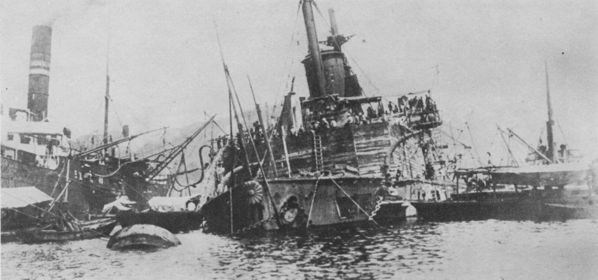 JPNHistoria's tweet photo. 1905年、明治38年9月11日
戦艦三笠爆発事故

佐世保港内で戦艦「三笠」が後部弾薬庫の爆発事故のため沈没した。この事故で339名の死者を出した。また事故当時、東郷長官は上陸していて無事であったが、多くの軍楽兵がこの事故で殉職した。 https://t.co/sgebLdup1b