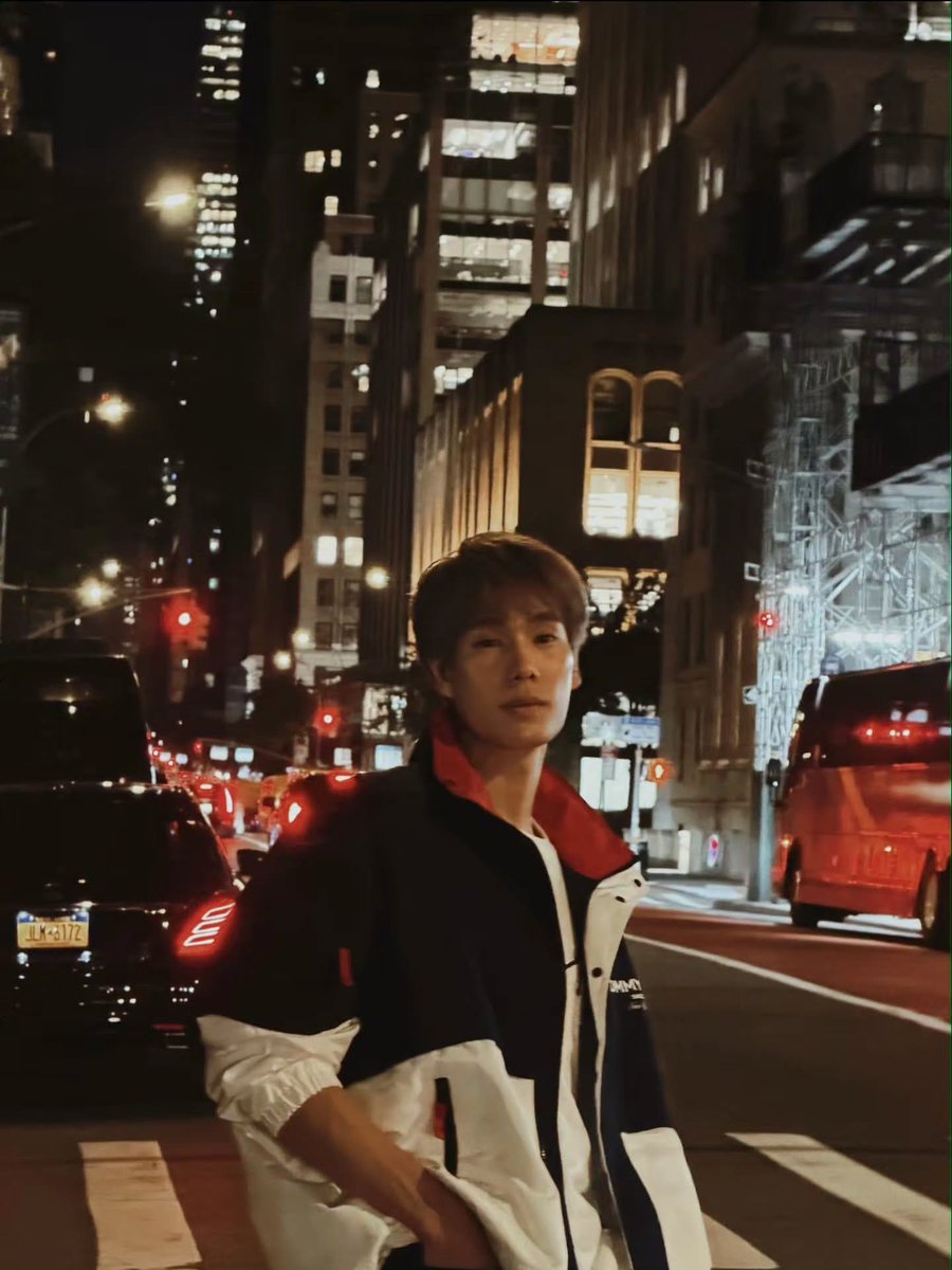 PhuwinOfficial's tweet photo. ➖ 📷 IG @phuwintang REPOST: 

11 hr daze

PHUWIN STINT IN NYC

❥@phuwintang🍯
#phuwintang
#TommyHilfigerXPhuwin
#TommyHilfiger
#TommyFamily https://t.co/UwD4wE0tzi