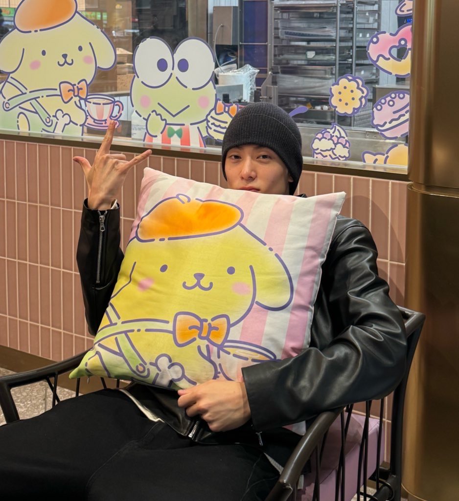 oddiscobowl's tweet photo. when you have a friend https://t.co/jXVqYiZCcG