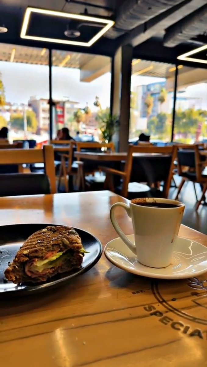 m7b_h's tweet photo. القهوه لا تطفئ تعب الأيام 
لكنها تمنحنا دقائق نتصالح  
فيها مع انفسنا . ☕️ 😊 https://t.co/dRitwyvmqx