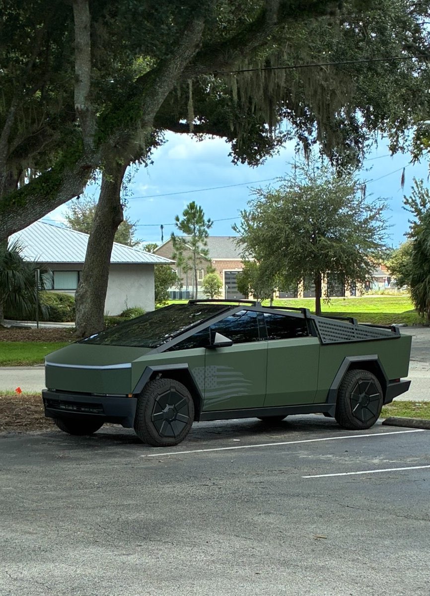 AlwaysSpacrxx's tweet photo. What do you think about this Cybertruck body kit? https://t.co/zjJsLou0Ck