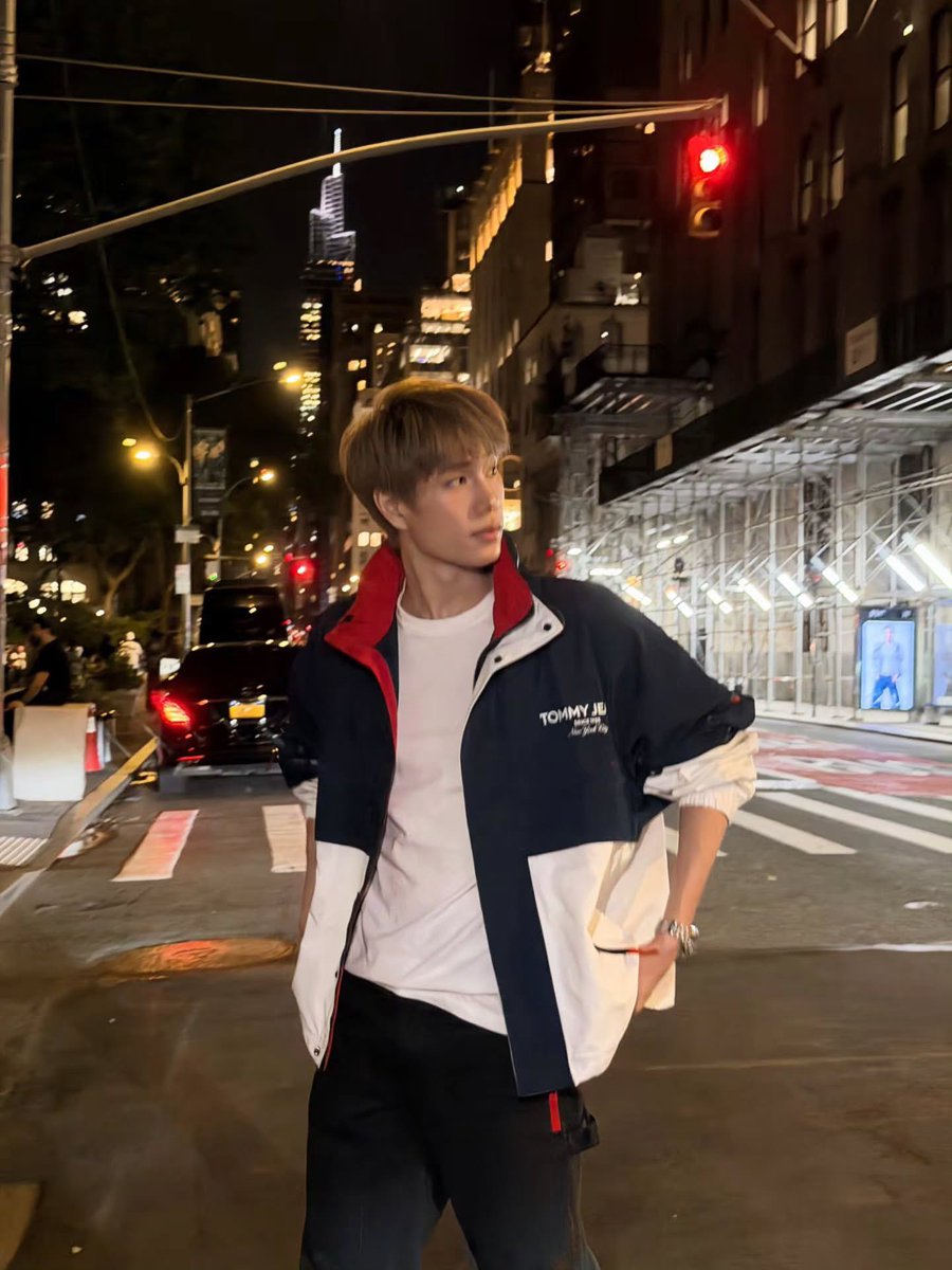 StarWaralak's tweet photo. นิวยอร์ก boyfriend มากโคตรจะหนุ่มนักเรียนนอก 🤍

PHUWIN STINT IN NYC

#phuwintang @phuwintang 
#TommyHilfigerXPhuwin
#TommyHilfiger
#TommyFamily https://t.co/eBZxWAV0Ov