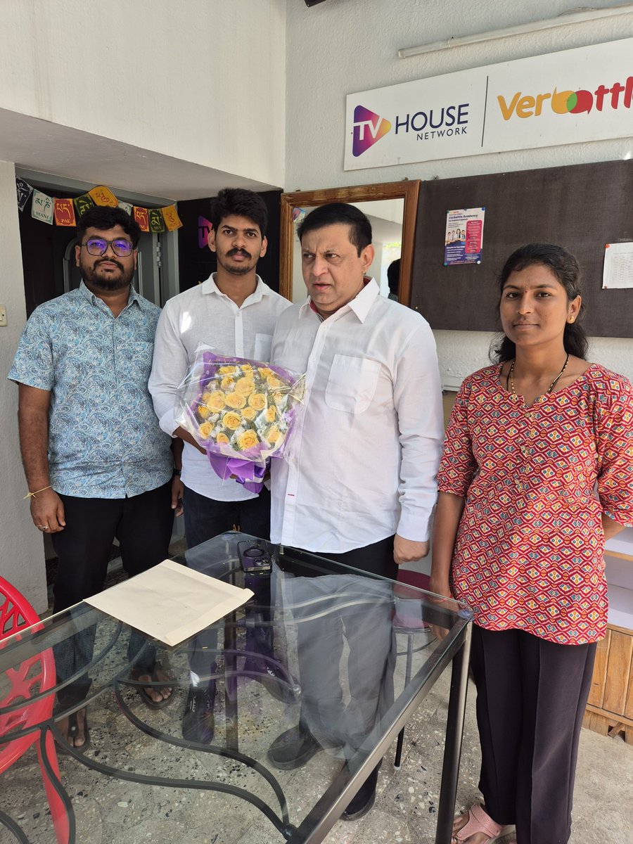 Sandeep98886864's tweet photo. ಇಂದು ರಾಜ್ಯದ ಗೌರವಾನ್ವಿತ  ಮುಖ್ಯಮಂತ್ರಿಗಳಾದ ಸನ್ಮಾನ್ಯ ಶ್ರೀ @DKShivakumar ಅವರ ಸಂವಹನ ಸಲಹೆಗಾರರಾಗಿ ಆಯ್ಕೆಯಾಗಿರುವ ಸನ್ಮಾನ್ಯ  @DeepakThimaya ಅವರನ್ನು ವಿದ್ಯಾರ್ಥಿ ಸಂಘಟನೆವತಿಯಿಂದ ಬೇಟಿ ಮಾಡಿ ಅಭಿನಂದಿಸಲಾಯಿತು,

ಇದೇ ವೇಳೆ #ಪಶುವೈದ್ಯಾಧಿಕಾರಿ ಹುದ್ದೆಗಳಿಗೆ ಆಯ್ಕೆಯಾಗಿರುವ ಪ್ರಾಮಾಣಿಕ ವಿದ್ಯಾರ್ಥಿಗಳಿಗೆ ಯಾವುದೇ ರೀತಿಯ ಅನ್ಯಾಯವಾಗದಂತೆ ಕ್ರಮ ಕೈಗೊಳ್ಳಬೇಕು ಹಾಗೂ ಕ��ಲ ಪ್ರಾಮಾಣಿಕ ವಿದ್ಯಾರ್ಥಿಗಳ ಮೇಲೆ ಸುಳ್ಳು ದೂರುಗಳನ್ನು ನೀಡಿರುವುದು ಸೇರಿದಂತೆ ಹಲವು ಗಂಭೀರ ವಿದ್ಯಾರ್ಥಿ ವಲಯದ ಸಮಸ್ಯೆಯನ್ನು ವಿವರಿಸಲಾಯಿತು...

ನಮ್ಮಮನವಿಗೆ ಸ್ಪಂದಿಸಿದ ಮಾನ್ಯರು @INCKarnataka ಸರ್ಕಾರ ಎಲ್ಲಾ ಪ್ರಾಮಾಣಿಕ ವಿದ್ಯಾರ್ಥಿಗಳೊಂದಿಗೆ ಇರುವುದಾಗಿ ಭರವಸೆ ನೀಡಿದ್ದಾರೆ ನಿಮ್ಮ ಬೆಂಬಲಕ್ಕೆ ರಾಜ್ಯದ ಎಲ್ಲಾ ವಿದ್ಯಾರ್ಥಿಗಳ ವತಿಯಿಂದ ಹೃತ್ಪೂರ್ವಕ ಧನ್ಯವಾದಗಳು..

@vinaygb justice for veterinary students @RahulGandhi @PriyankKharge @SANDEEPRAI @Sandeep98886864 @KSVS