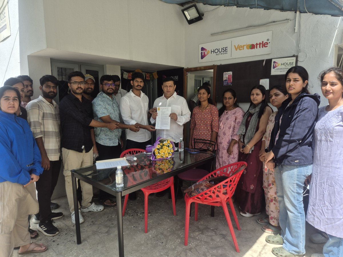 Sandeep98886864's tweet photo. ಇಂದು ರಾಜ್ಯದ ಗೌರವಾನ್ವಿತ  ಮುಖ್ಯಮಂತ್ರಿಗಳಾದ ಸನ್ಮಾನ್ಯ ಶ್ರೀ @DKShivakumar ಅವರ ಸಂವಹನ ಸಲಹೆಗಾರರಾಗಿ ಆಯ್ಕೆಯಾಗಿರುವ ಸನ್ಮಾನ್ಯ  @DeepakThimaya ಅವರನ್ನು ವಿದ್ಯಾರ್ಥಿ ಸಂಘಟನೆವತಿಯಿಂದ ಬೇಟಿ ಮಾಡಿ ಅಭಿನಂದಿಸಲಾಯಿತು,

ಇದೇ ವೇಳೆ #ಪಶುವೈದ್ಯಾಧಿಕಾರಿ ಹುದ್ದೆಗಳಿಗೆ ಆಯ್ಕೆಯಾಗಿರುವ ಪ್ರಾಮಾಣಿಕ ವಿದ್ಯಾರ್ಥಿಗಳಿಗೆ ಯಾವುದೇ ರೀತಿಯ ಅನ್ಯಾಯವಾಗದಂತೆ ಕ್ರಮ ಕೈಗೊಳ್ಳಬೇಕು ಹಾಗೂ ಕ��ಲ ಪ್ರಾಮಾಣಿಕ ವಿದ್ಯಾರ್ಥಿಗಳ ಮೇಲೆ ಸುಳ್ಳು ದೂರುಗಳನ್ನು ನೀಡಿರುವುದು ಸೇರಿದಂತೆ ಹಲವು ಗಂಭೀರ ವಿದ್ಯಾರ್ಥಿ ವಲಯದ ಸಮಸ್ಯೆಯನ್ನು ವಿವರಿಸಲಾಯಿತು...

ನಮ್ಮಮನವಿಗೆ ಸ್ಪಂದಿಸಿದ ಮಾನ್ಯರು @INCKarnataka ಸರ್ಕಾರ ಎಲ್ಲಾ ಪ್ರಾಮಾಣಿಕ ವಿದ್ಯಾರ್ಥಿಗಳೊಂದಿಗೆ ಇರುವುದಾಗಿ ಭರವಸೆ ನೀಡಿದ್ದಾರೆ ನಿಮ್ಮ ಬೆಂಬಲಕ್ಕೆ ರಾಜ್ಯದ ಎಲ್ಲಾ ವಿದ್ಯಾರ್ಥಿಗಳ ವತಿಯಿಂದ ಹೃತ್ಪೂರ್ವಕ ಧನ್ಯವಾದಗಳು..

@vinaygb justice for veterinary students @RahulGandhi @PriyankKharge @SANDEEPRAI @Sandeep98886864 @KSVS