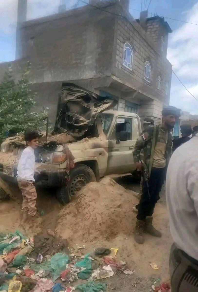 taiz500's tweet photo. عناصر تابعة للمجلس الانتقالي المنحل أقدمت على استهداف موكب وزير الدفاع الفريق الركن طاهر العقيلي أثناء توجهه لتفقّد جبهات القتال في محافظة الضالع.

ويأتي الحادث بالتزامن مع مواجهات بين الجيش والخوثي في عدد من الجبهات، وسط تساؤلات حول دوافع الاعتراض وتوقيته.
#الضالع #اليمن https://t.co/zViYIlCz5K