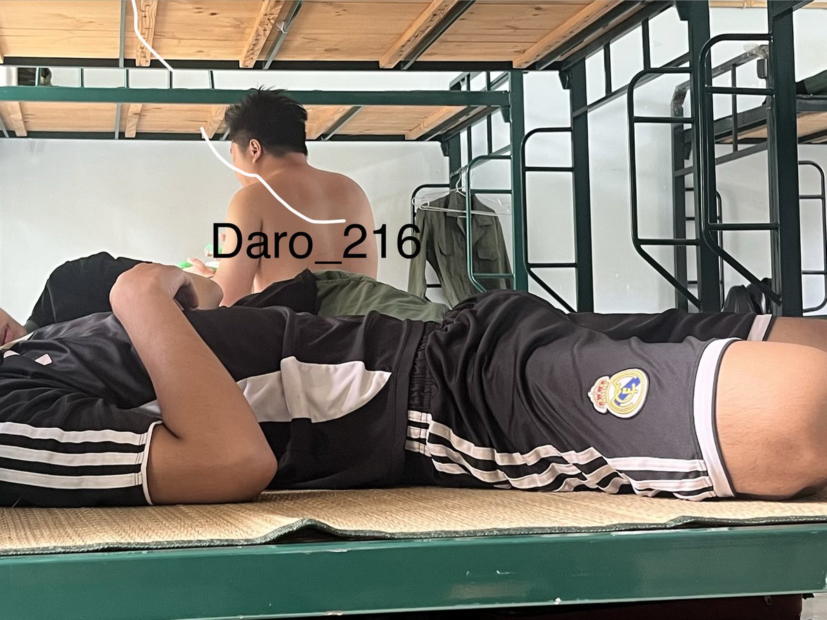 Daro_216's tweet photo. Đi học quân sự mà gặp cảnh này Daro chịu hông nổi https://t.co/2NApyhBgRz