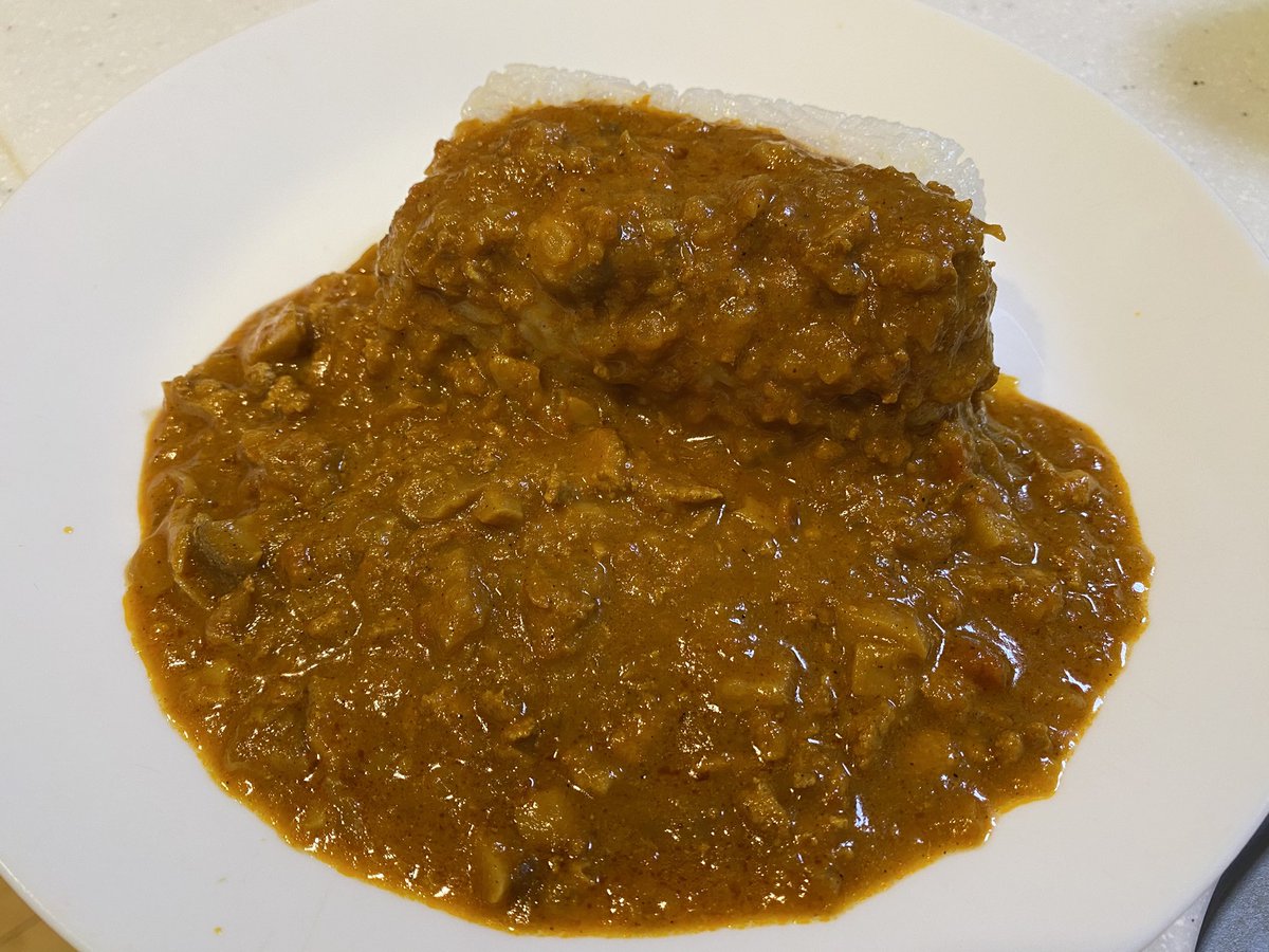 takgourmet's tweet photo. 長野のご当地スーパー「ツルヤ」の信州きのこのキーマカレー。

地元の友人お勧めで試してみたら、濃厚でビシ辛の美味しさにびっくり。

原材料欄を見ると小麦粉と油脂がかなり控えめなことに気づく。これは旨いやつ！

今日も大満足☺️

#スパイス #ツルヤ https://t.co/qnwoARF5on