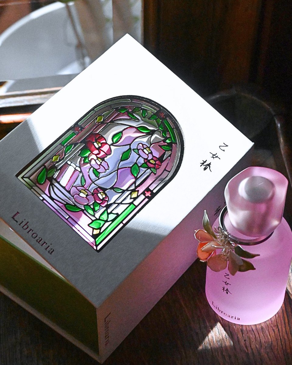 Libroaria's tweet photo. 🌿Stainedglass Collection💐

Lineup 2)乙女椿　
ミントグリーンの窓辺から裏庭に目をやれば、淡いピンクの椿の花が、かすかに揺れている。さわやかな光をうけた朝露をちいさくきらめせて。心がふわりと優しくなる、しずかな朝をイメージした香りです。　
　　
[香り] 
ペアーのフルーティな香り立ちから、椿やピオニーのブーケが広がり、ラストは微かなパチュリにパウダリーなムスクが上品なトレースを描く香りです。 

トップノート： ペアー、レモン、リーフグリーン
ミドルノート： 椿、ピオニー、スズラン
ラストノート： パチュリ、ムスク、アンバー