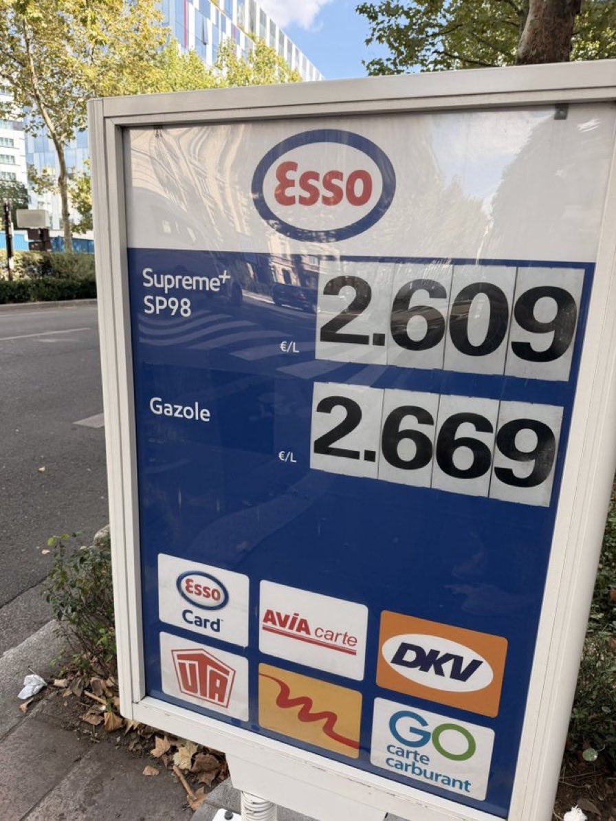 LeDirectInfo's tweet photo. 🔴CRISE DU CARBURANT: 2,50€/L, jusqu’où les prix peuvent-ils grimper ? ⛽😱

Dans certaines régions , le litre peut afficher des tarifs proches de 2,50 €. Et forcément, une question commence à revenir :

🟡 Sommes-nous en train de réunir les ingrédients d’un retour des Gilets jaunes ?

Pour ceux qui prennent leur voiture tous les jours pour travailler, faire les courses ou accompagner leurs enfants, chaque hausse se ressent directement dans le portefeuille. 💸

Entre coût de la vie, inflation et sentiment de ne plus être entendu, la colère pourrait-elle de nouveau descendre dans la rue ?

💬 Et vous, qu’en pensez-vous ? Un retour des Gilets jaunes est-il possible ? Ou pensez-vous qu’il faut trouver d’autres moyens de se faire entendre ?