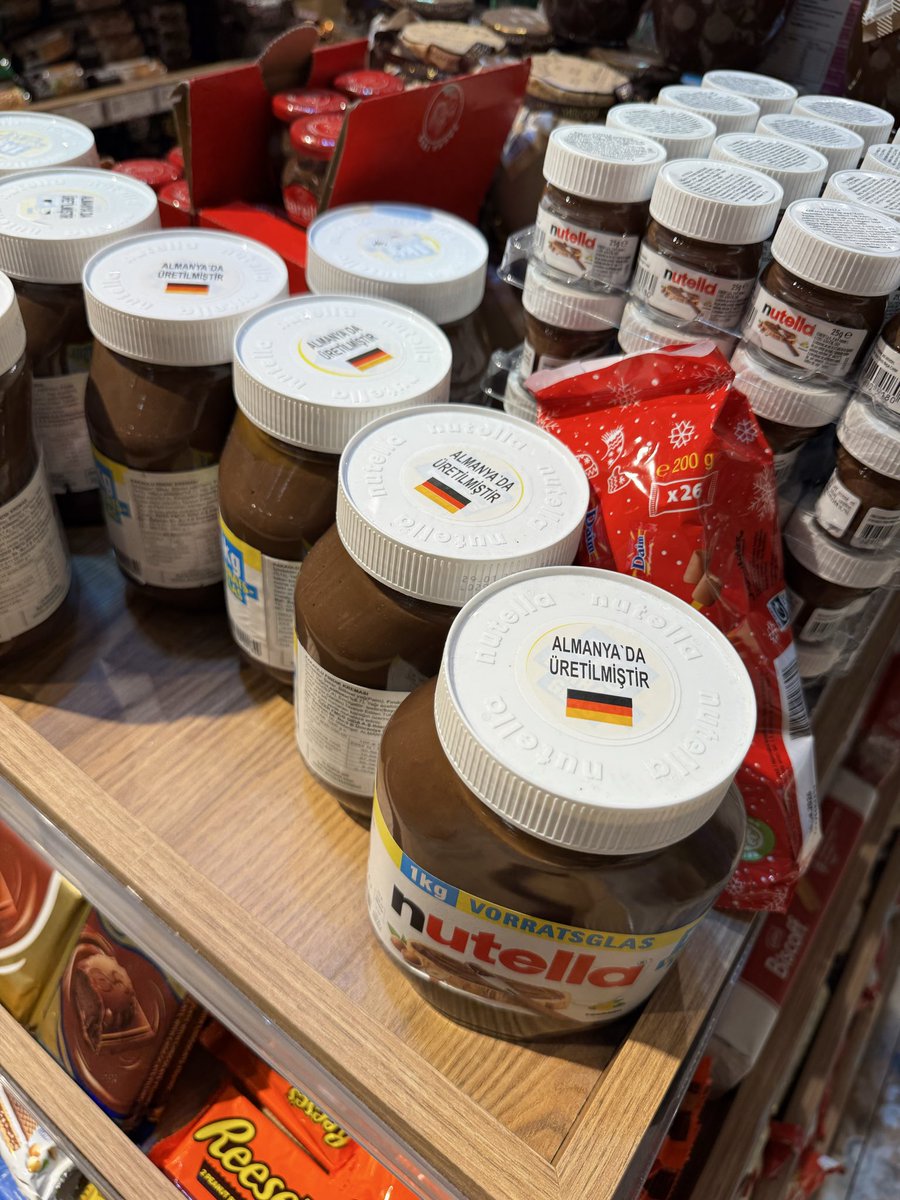 seyrekadam's tweet photo. Bunun daha da kötüsü bizden aldıkları fındıklarla yaptıkları nutella’ları bize ucuza satabilmek adına içeriğine çok fazla kimyasal ekliyorlar. Almanya’da üretilenleri de burada satabilmek için utanmadan Almanya’da üretilmiştir ibaresi koyuyorlar.
Daha ne kadar aşağılanabiliriz ki https://t.co/hmgF2rtPaL