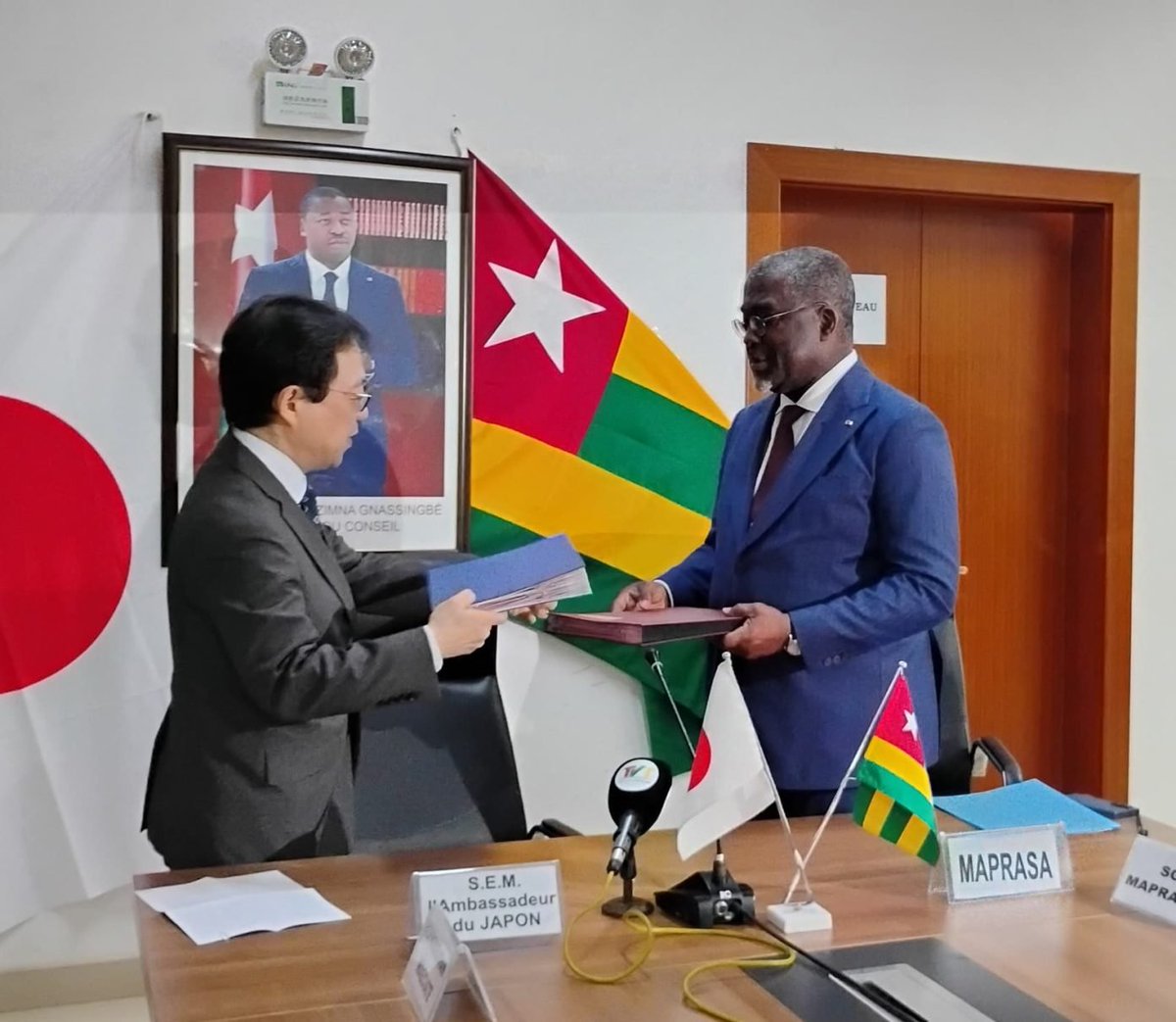 LanwiD0's tweet photo. Le #Togo et le #Japon signent la convention d'aide alimentaire KR 2026 à Lomé (800 millions FCFA) et réceptionnent le riz #KR2024. Un partenariat clé pour soutenir les prix du marché et investir dans la mécanisation agricole.
#Agriculture #SouverainetéAlimentaire #Lomé https://t.co/u2OiwCx4DG
