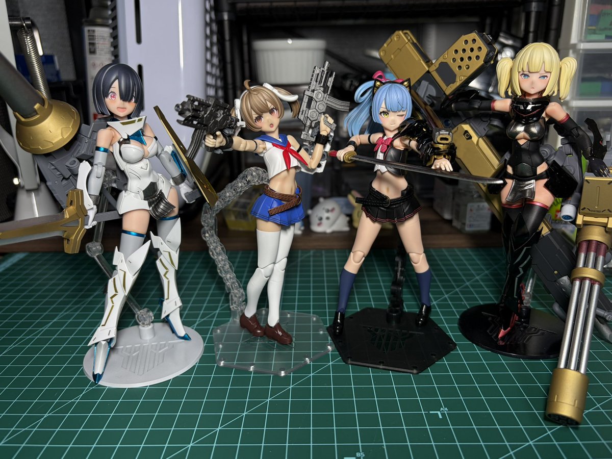 Sensyahey's tweet photo. 先日完成した黒ナイトちゃんとガンナーちゃんの武装装備ver.！
先住メガミ達が重武装なので、今回は軽装イメージで武器・防具を選定。
武装はどうでもよくてお腹の凹凸感をいい感じに影をつけられた気がする…😌✨
こうして並べてみると身長もOPもひとまわり小さいのな…#メガミデバイス https://t.co/lvk8BCcsDq