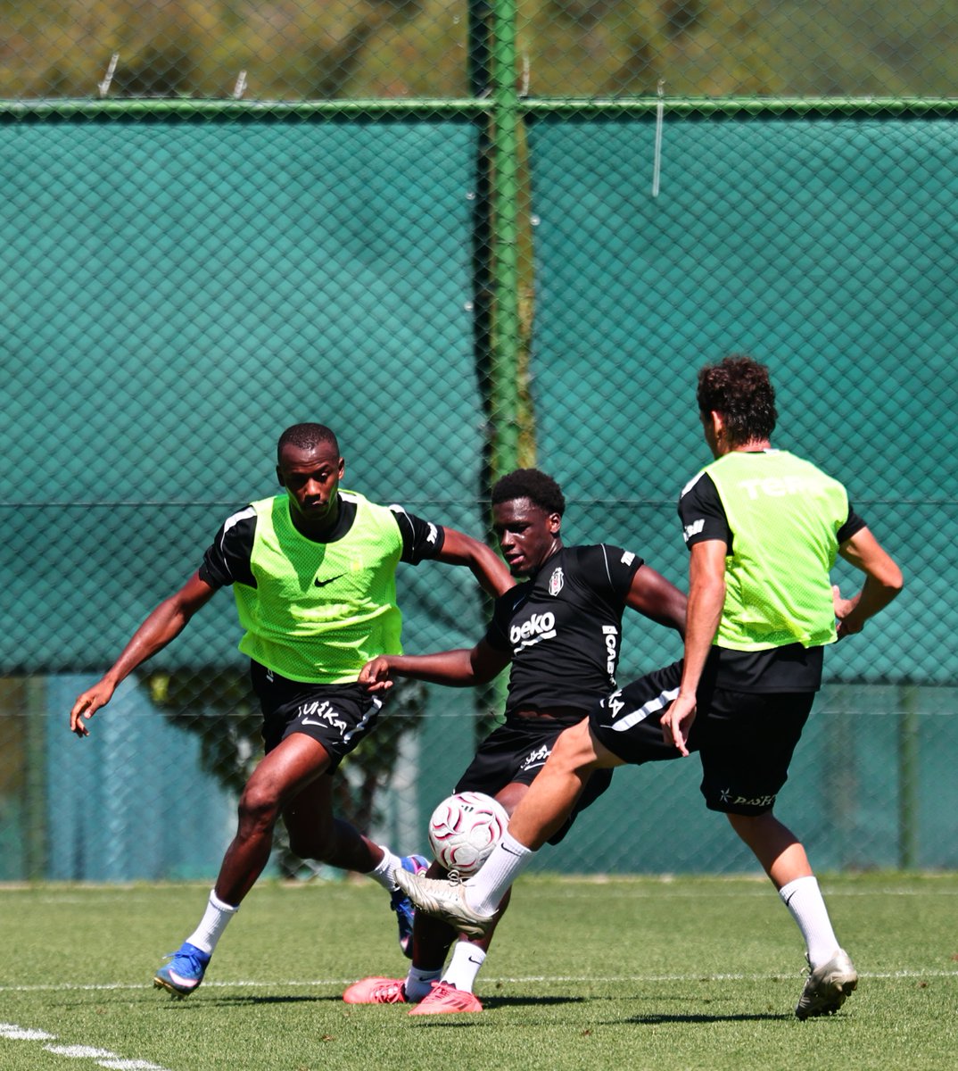 Besiktas's tweet photo. Erzurumspor FK maçı için hazırlıklarımız devam ediyor. 🦅 https://t.co/jcqfSRobuM