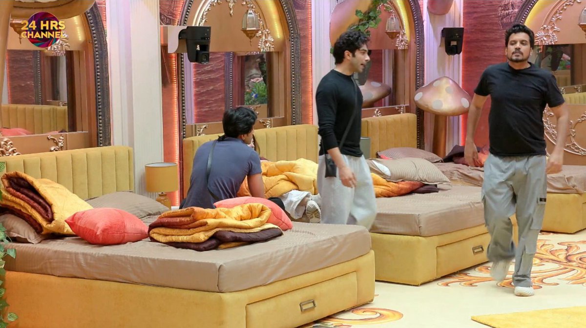 IamSinghaniya's tweet photo. Aasif was busy bi**hing about #KanikaMann to Aman Gandhi.

Bigg Boss: “Aasif, Hume Kuch sunai de ra ki aap Kanika ke bare mein kya bol rhe hai. Aap apna Mic Phen le 

#AasifKhan knows the formula—take Kanika’s name, get attention. Repeat. 😂 
#BiggBoss20 #BB20 https://t.co/8AOjzmfBwk