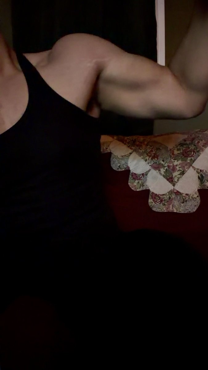 ejoixo's tweet photo. In case no one has sent you a bicep pic today <333 https://t.co/MMTzSrVbh3