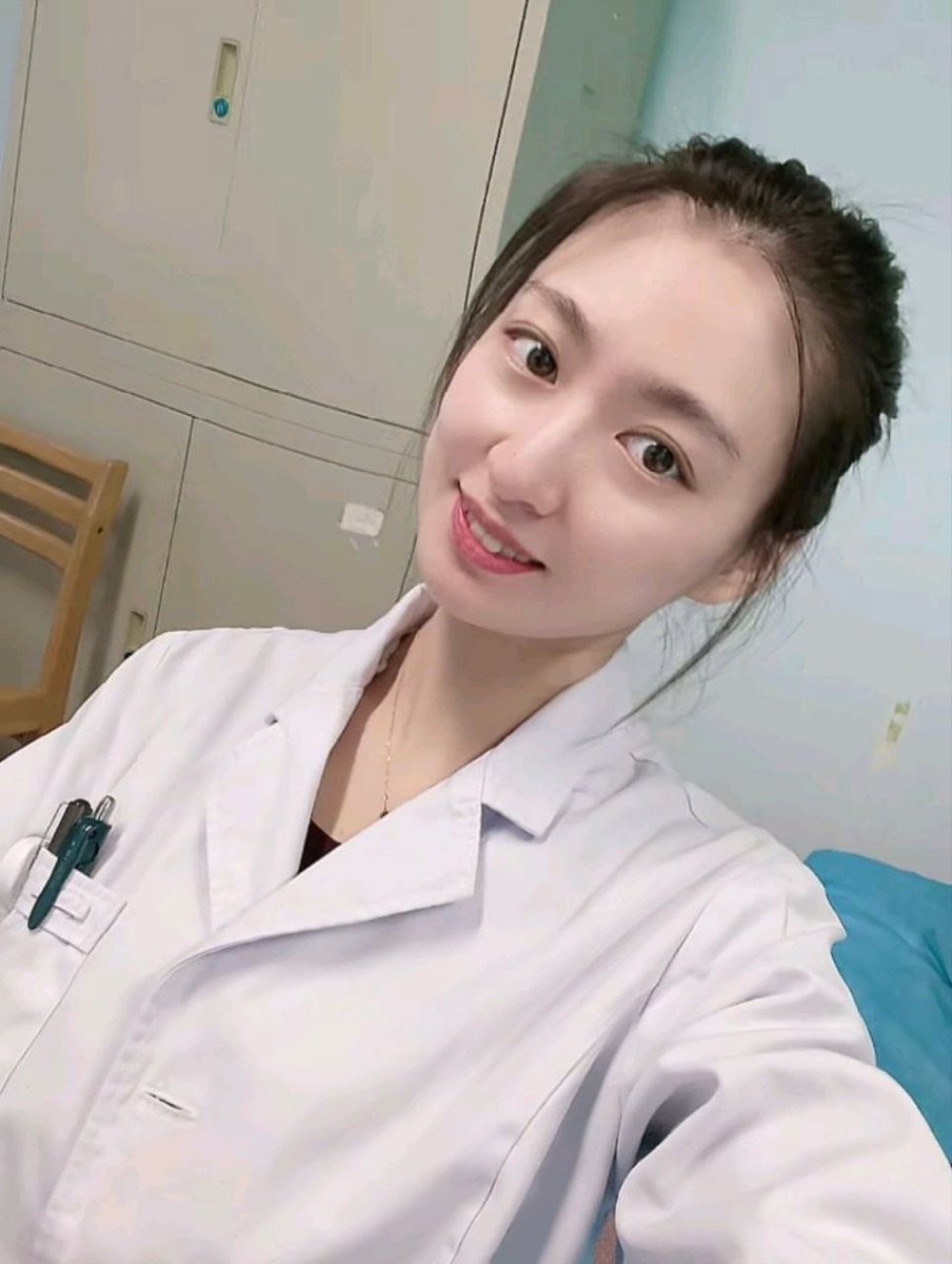 yxbs_xc's tweet photo. 白大褂里面藏了什么？
轻轻一掀……全是黑丝的秘密。
今天查房，要不要来“重点检查”一下？😏 https://t.co/ttEOYZAPBv