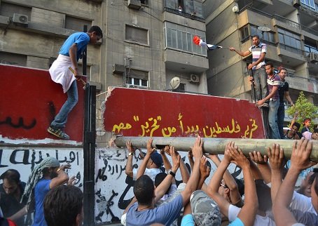 ABDOKHCR7's tweet photo. 9 | 9 | 2011  — القاهرة📍

- اقتحام السفارة الإسرائيليّة وإحراق حرمها. https://t.co/lIVyLDxkHc