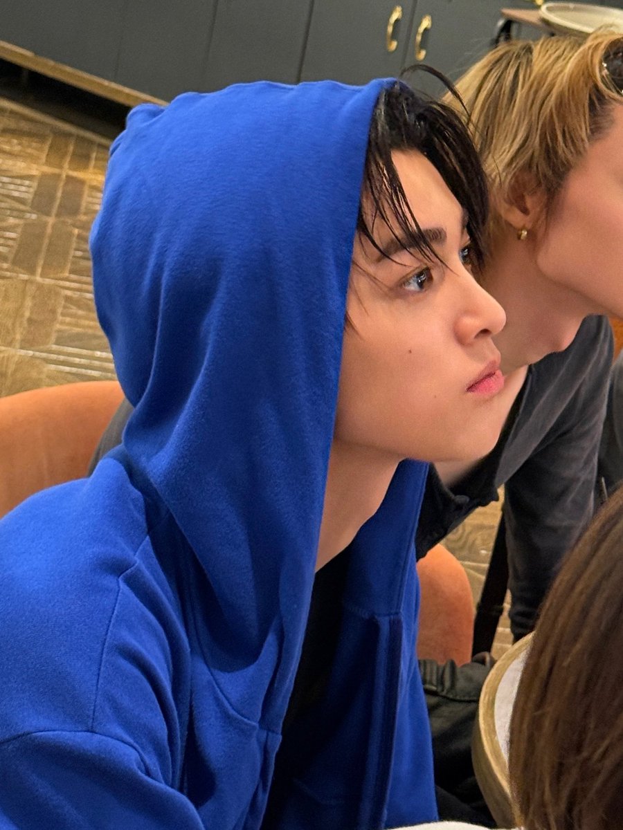 keonhosloop's tweet photo. BLUE HOODIE KEONHO.. 😳 https://t.co/V4cKc0oWfT