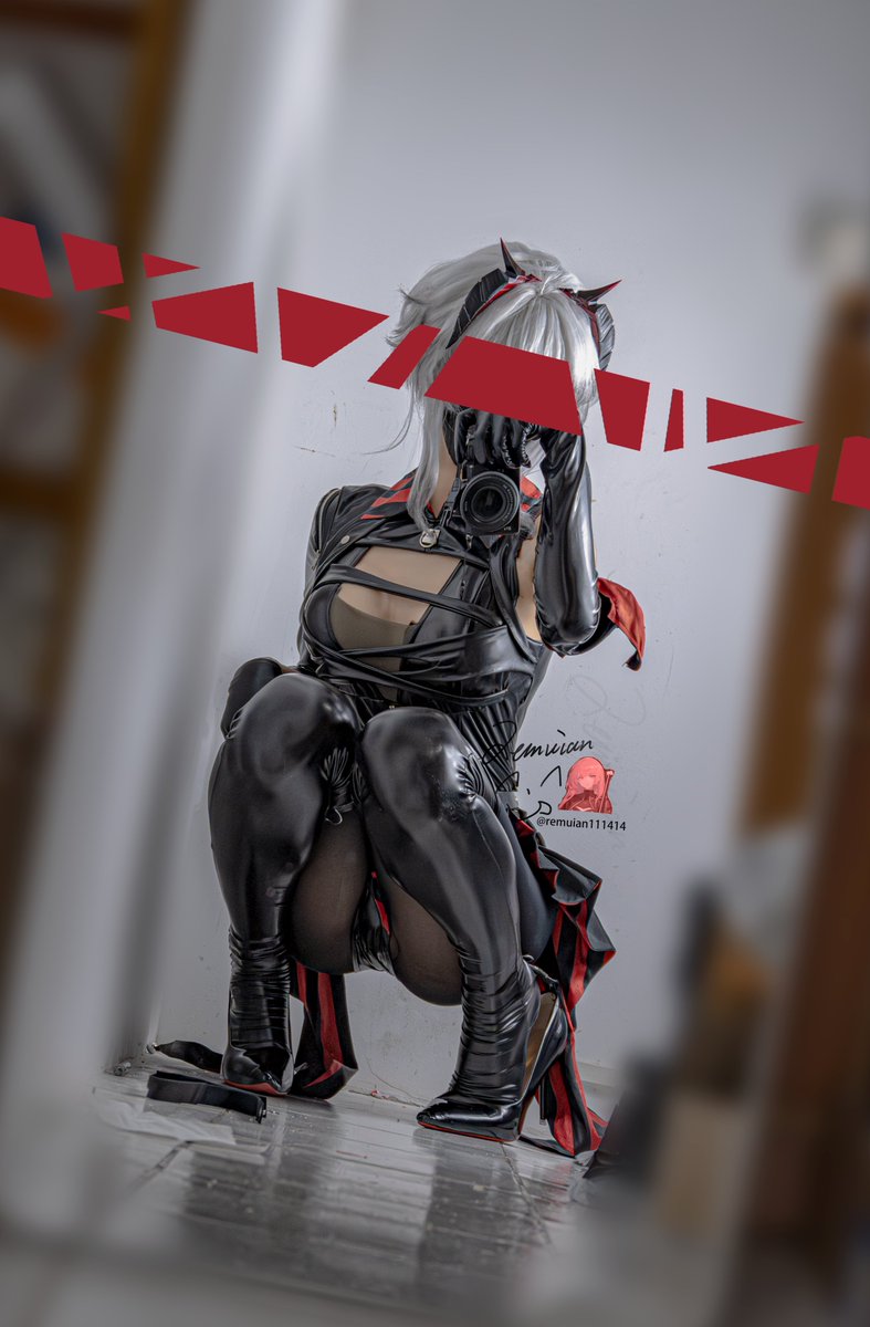 Remuian114514's tweet photo. 炸精套装？嘻嘻 先看看你的脚下吧
#Arknightsㅤ #明日方舟ㅤ  #w #维什戴尔 #cos https://t.co/ffwIgRB7vI