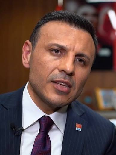 eminpazarci's tweet photo. Bu da olmadı, ne yapacaklar şimdi?
Yeni Parti İstanbul İl Başkanı Özgür Çelik, Ak Parti'ye katılan Üsküdar Belediye Meclis Üyesi Ayhan Aydın'ın, savcı tarafından tutuklanmakla tehdit edildiğini iddia etmişti.
Aydın, savcılığa verdiği ifadede "Bana asıl onlar baskı yaptı" dedi.
Yalan denizinde yüzüyorlar...