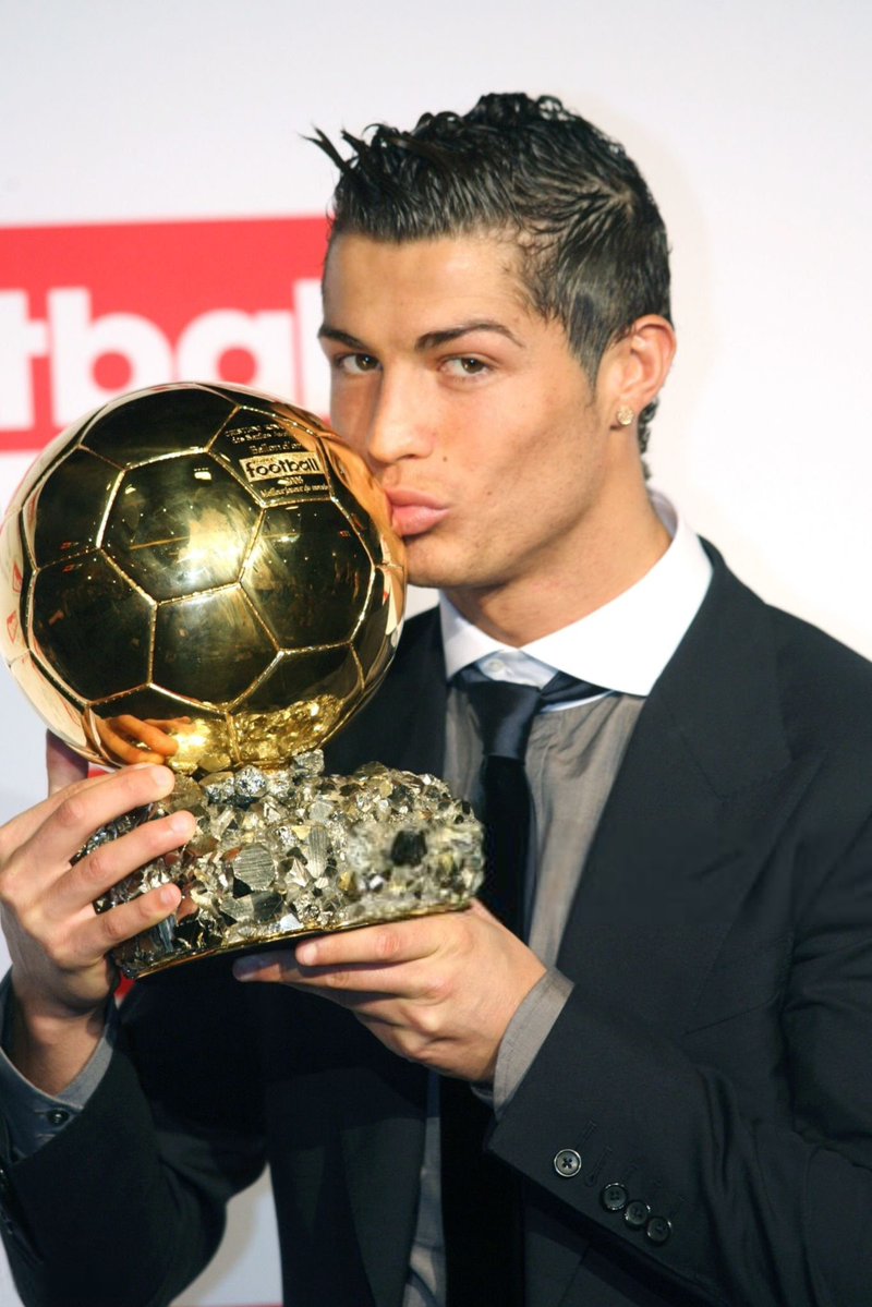 ActuFoot_'s tweet photo. 🚨 Ibrahim Mbaye 🇸🇳 : « MON IDOLE EST CRISTIANO RONALDO 🇵🇹. 🐐

Pour moi, Messi et Cristiano sont les deux plus grands joueurs de tous les temps, mais personnellement je suis très CR7.

Pour son travail. Comment il bosse, le mec ne lâche rien.

41 ans et il joue encore la Coupe du monde. Et il marque. C’est incroyable.

Même si de gens ne l’aiment pas, ON NE PEUT PAS NÉGLIGER ÇA. »

🎙️ @CFootstyle