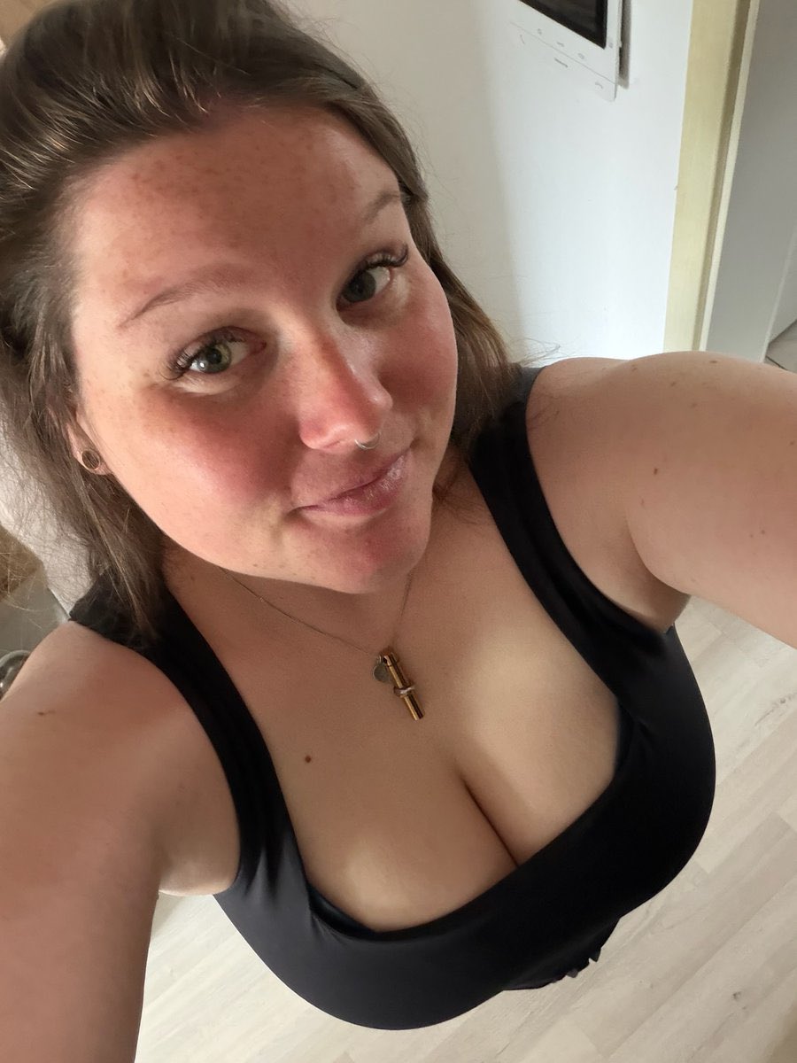 Rebeccazpxw's tweet photo. Hey what’s up can we have some naughty fun together 💦😝🥶 https://t.co/clEXmUl5T9