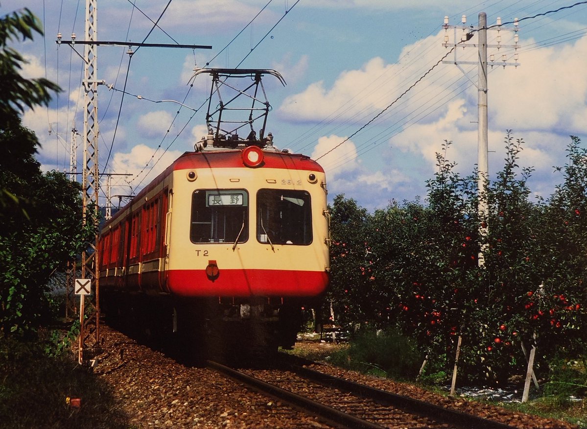 Mz12JLrPFtGkYb1's tweet photo. 🚇️長野電鉄 2600系（3両編成）
林檎園を行く赤ガエル2600系
（1998年引退）
懐かし写真が出てきました。
#長野電鉄 https://t.co/FcGv3UWzKP