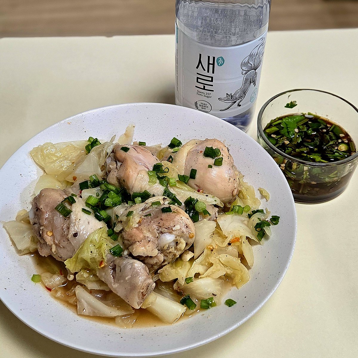 asitwasmylast's tweet photo. 두가지 재료로 이런 맛을! <양배추찜닭>
일명 깔루아치킨이라고 제 12년 자취기간동안 제일 자주해먹은 닭요리입니다. 이게 왜 이렇게 맛있는지는 해먹을때마다 의문... 레시피는 타래로 https://t.co/gSbSuepxOQ