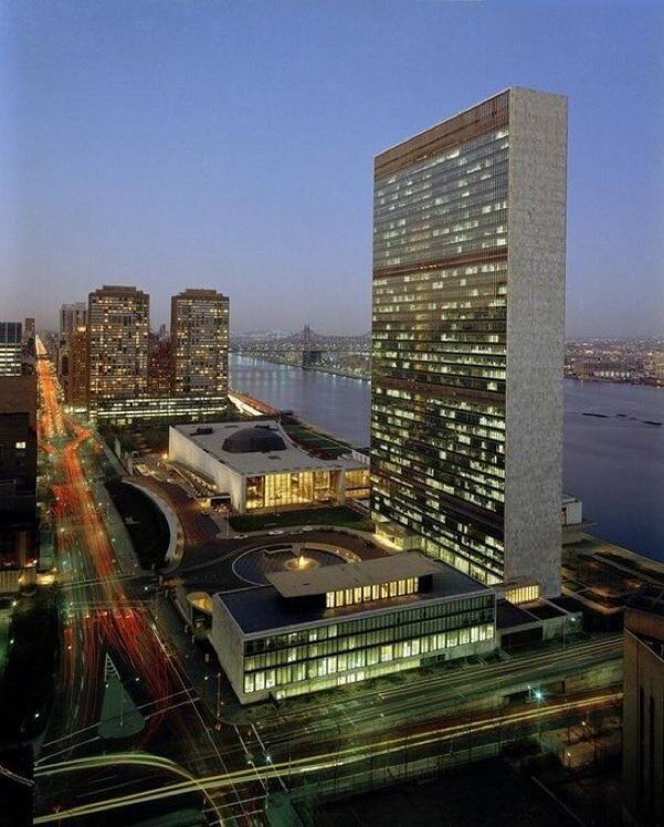 gomezdetejada's tweet photo. Sede de las Naciones Unidas (ONU), Manhattan, Nueva York (Estados Unidos) 1949-52.

Diseñado por los arquitectos Harrison Wallace Kirkman, Gaston Brunfaut, Liang Seu-Cheng, Sven Markelius, Oscar Niemeyer, Howard Robertson, Argyle Soilleux, Garnet, Julio Vilamajo, Nikolai Bassov, Ernest Cormier y Le Corbusier.

Está dividido en tres edificios principales: la Torre de la Secretaría, el Edificio de la Asamblea General y el Edificio de Conferencias.