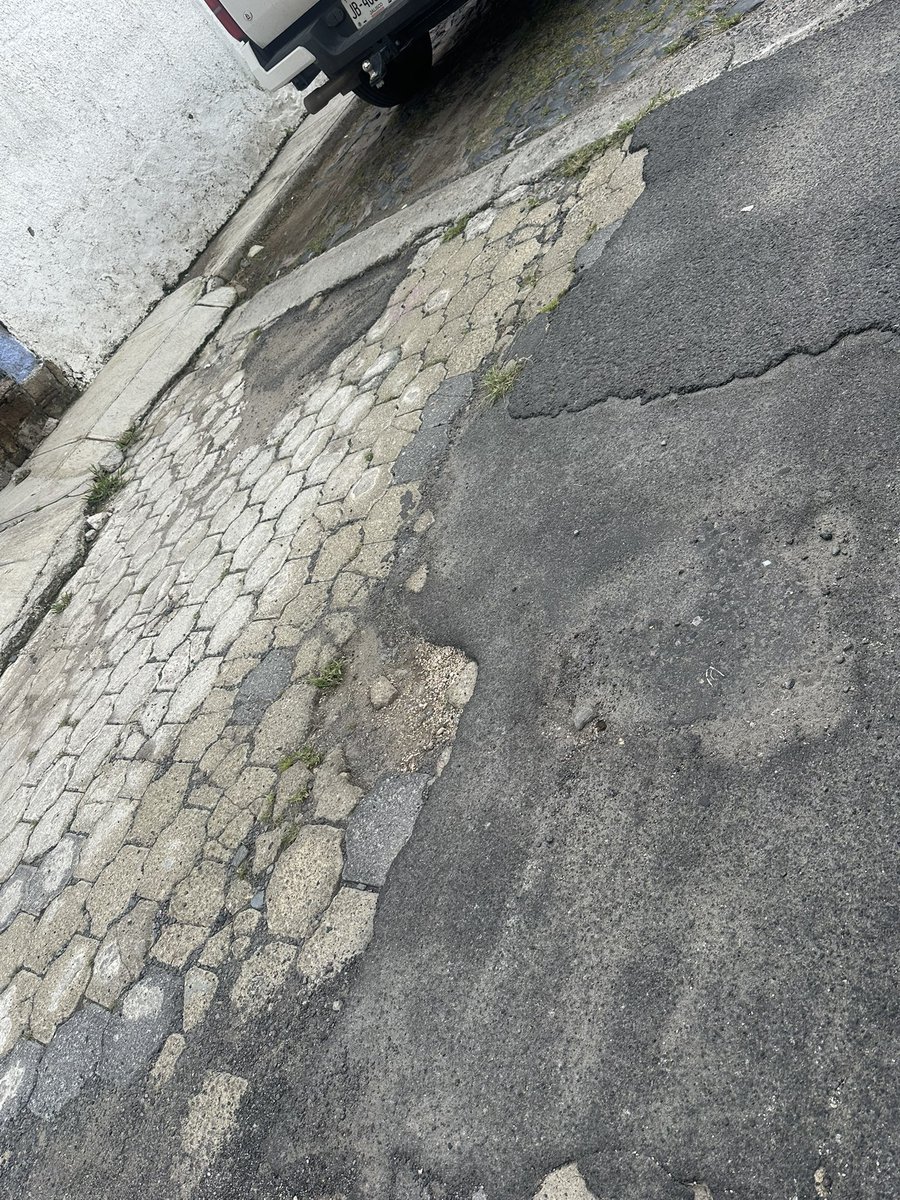 georgetalavera's tweet photo. Y también solicitamos apoyo para tapar los baches en Paseo de la Cañada en Zapopan. @ServiciosZap @ZapopanGob @GobiernoJalisco https://t.co/CZI4H8bxLm