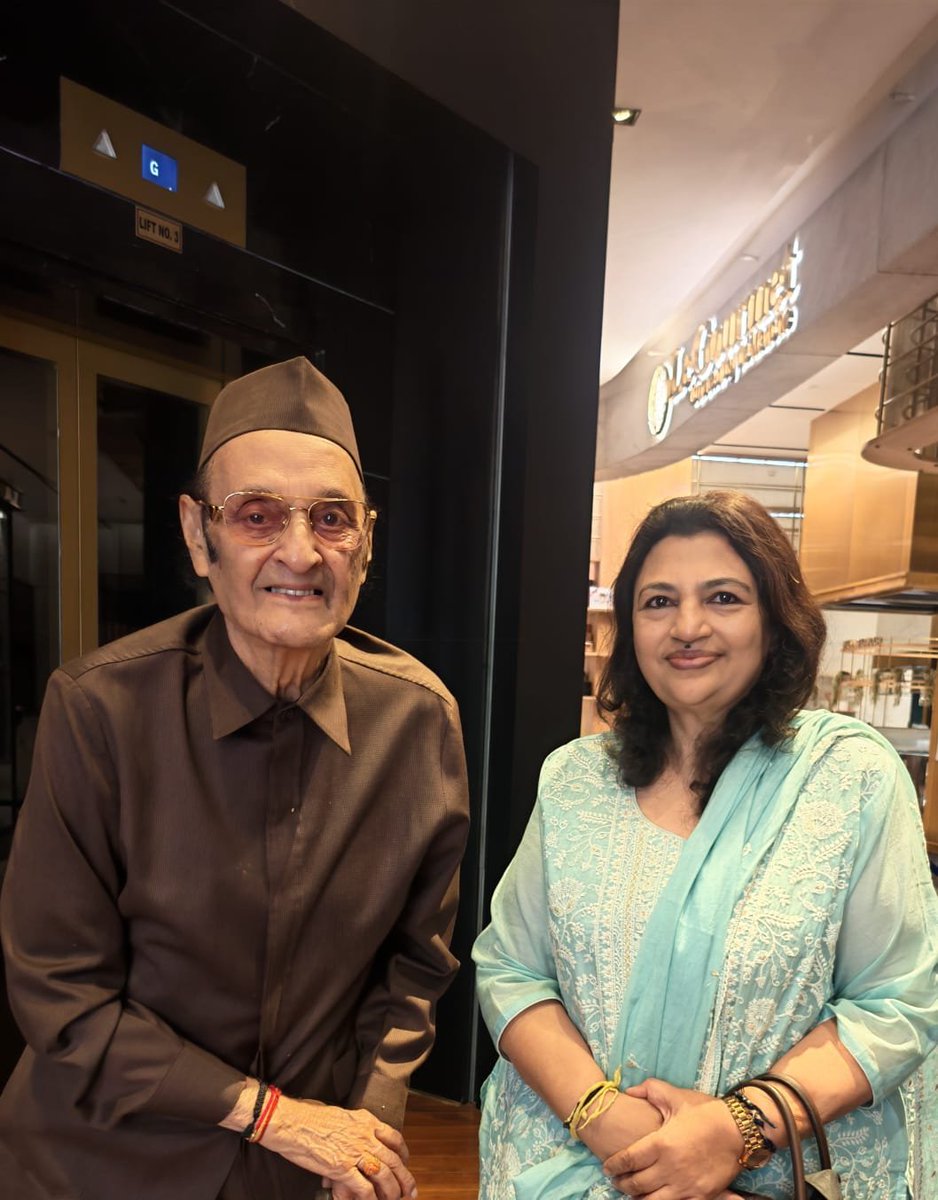 DrArathiKrishna's tweet photo. Delighted to meet former minister, senior Congressmen and titular Maharaja of princely state of Jammu and Kashmir Shri Karan Singh. Happy to see him active at the age of 96. #congress https://t.co/rzV6PUlj9g