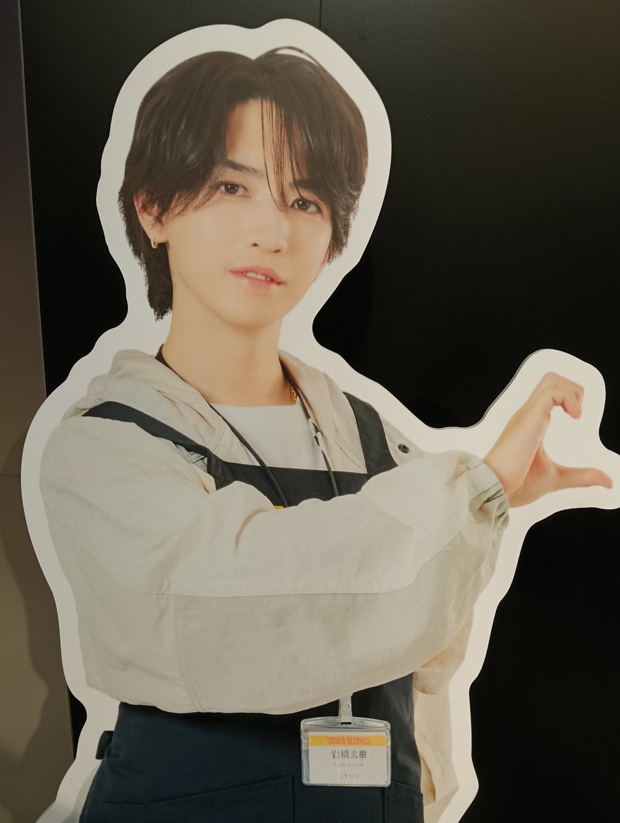 Mi6sJz's tweet photo. タワレコ店員さんにも会えた😭

#ラザロックカーニバル
#LAzarus
#岩橋玄樹 https://t.co/OLGLH3bDAr