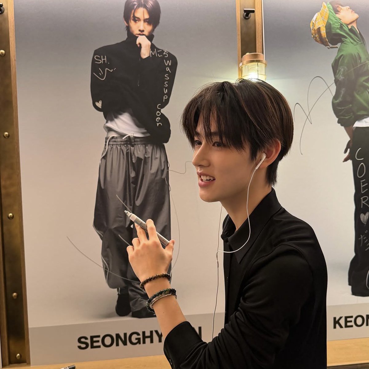 woo_my129's tweet photo. 오케이 너네 팔찌랑 반지 또 같이 꼈어
일본에서 룸메하면서 방 나온순간부터? https://t.co/GqcCaDtdue