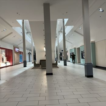 swyftcities's tweet photo. @volvoshine What's a shopping mall?😂Here in Minneapolis (which invented the shopping mall) some of our malls are completely dead https://t.co/zMYJ1Eq4Aw