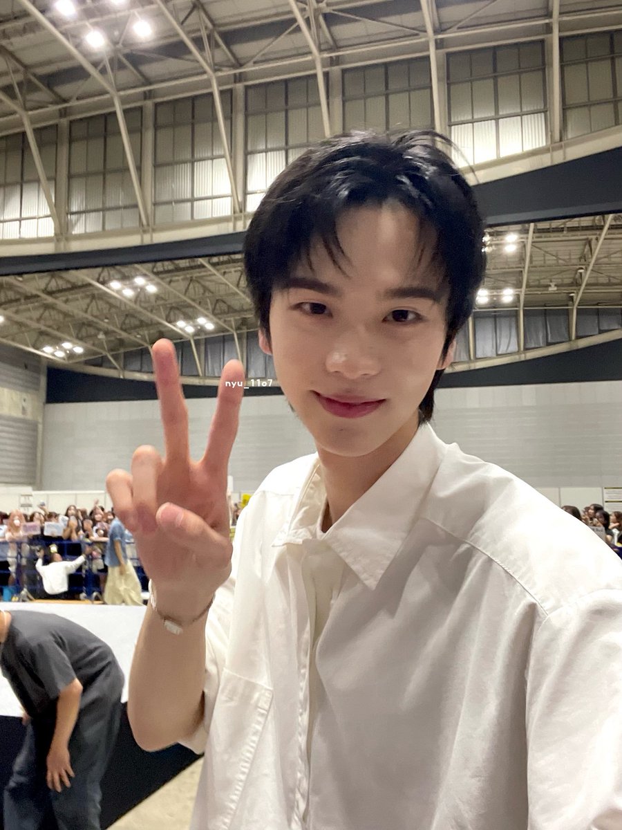 shinyutsel's tweet photo. hasil selfinya😭😭😭 https://t.co/8HdQG2zAb6