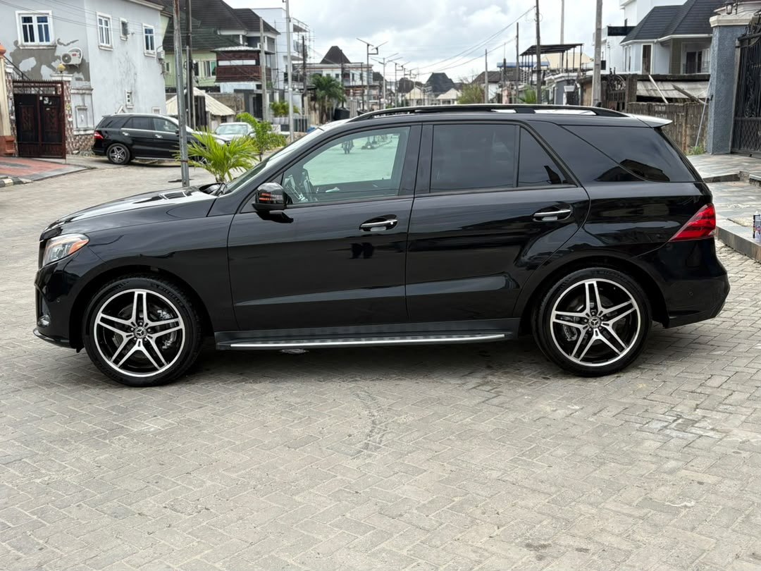 ugwuodoedwin's tweet photo. Here we go… phewww!

2018 GLE 400

Keyless entry, Panoramic roof, 360 Camera, 21 inches AMG Wheels, Navigation, BSM, LED lights, Ambient Lights. 

Price: 42M 
Location: Lagos https://t.co/LocAHtoFLP