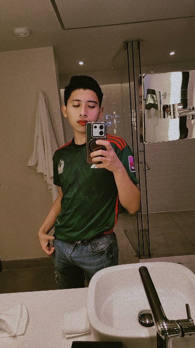 Bran_Z_'s tweet photo. Qn diría que a un niño tan bien portado y lindo le encatara comer vrg sin parar 🥵🥴 https://t.co/pZpVMsGBUQ