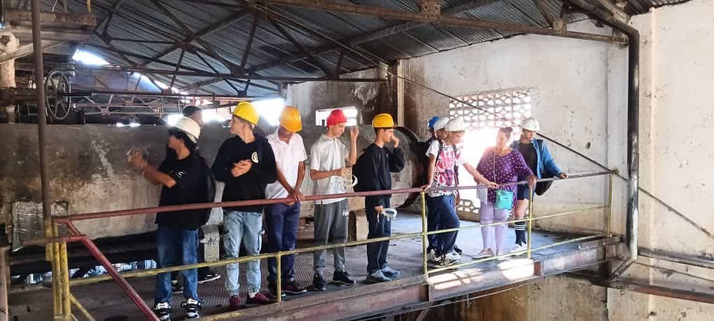 CamagueyDPE's tweet photo. En la semana de familiarización, los estudiantes de 1er año del Técnico Medio en Fabricación de Azúcar del CM Rafael Guerras Vives recorren con entusiasmo la industria azucarera, descubriendo paso a paso las etapas del proceso productivo que convierte la caña en dulce esperanza. https://t.co/Ph1WY64kUD