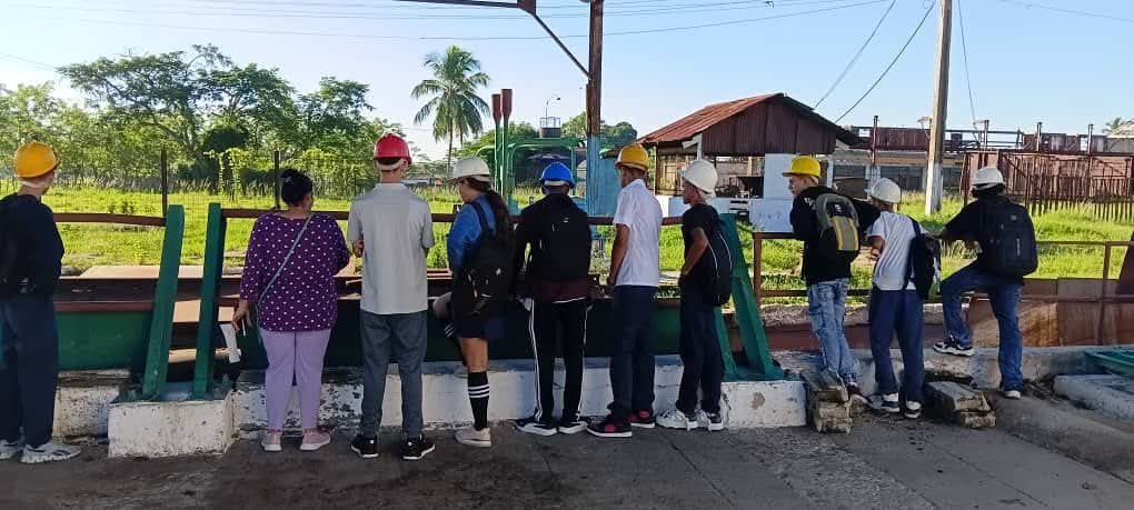 CamagueyDPE's tweet photo. En la semana de familiarización, los estudiantes de 1er año del Técnico Medio en Fabricación de Azúcar del CM Rafael Guerras Vives recorren con entusiasmo la industria azucarera, descubriendo paso a paso las etapas del proceso productivo que convierte la caña en dulce esperanza. https://t.co/Ph1WY64kUD