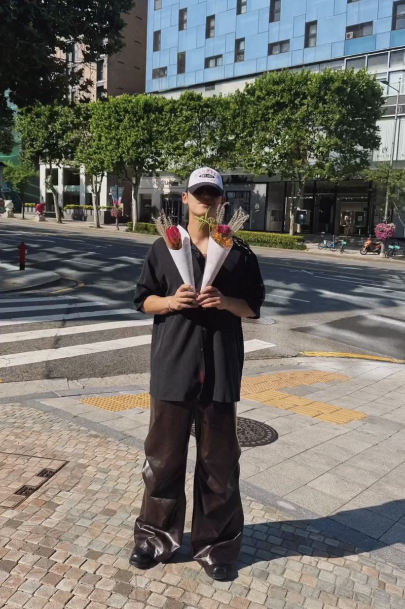 wonubliss's tweet photo. this photo of mingyu holding flowers 🥹 https://t.co/E6oW9ZCu38