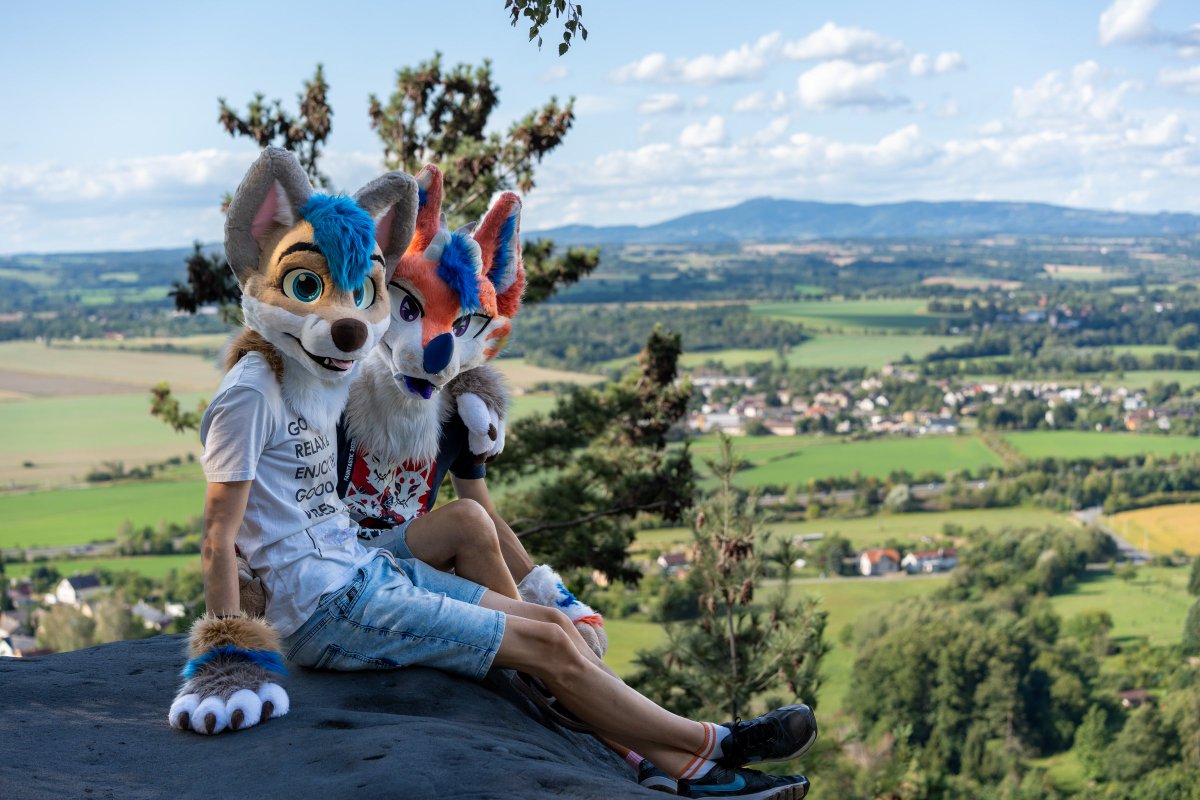 Whity_Inu's tweet photo. Enjoying the Czech countryside with @ScyllaWolfron 🐉 🐺 https://t.co/EiXeqsiLBY