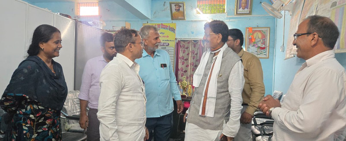 DrMadanMohanJha's tweet photo. समस्तीपुर में अपने शिक्षक साथियों के साथ मिलना हमेशा सुखद अनुभव रहता है। 

आप सभी का स्नेह और सहयोग के लिए बहुत आभार https://t.co/YVPp5DcBYE