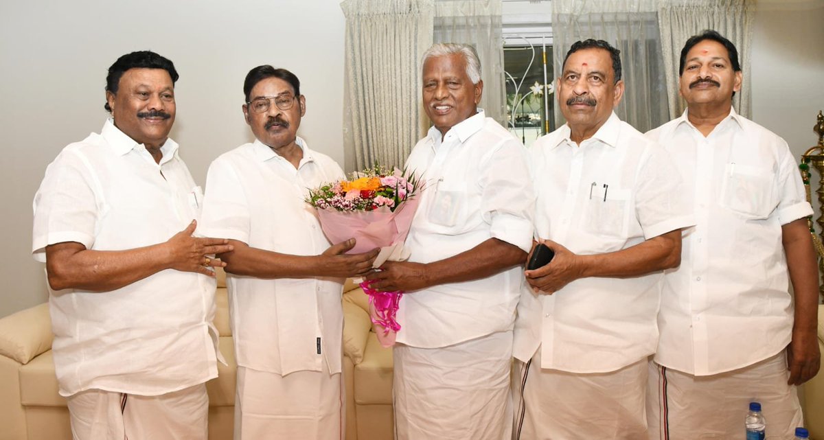 AIADMKITWINGOFL's tweet photo. மாண்புமிகு கழகப் பொதுச்செயலாளர் புரட்சித் தமிழர் @EPSTamilNadu  அவர்களின் மேலான ஆணைப்படி

மதுராந்தகம், தாராபுரம் ஆகிய சட்டமன்றத் தொகுதிகளுக்கான இடைத் தேர்தல் 6.10.2026 அன்று நடைபெற உள்ளதை முன்னிட்டு,இந்திய ஜனநாயகக் கட்சியின் நிறுவனர் டாக்டர் @PaarivendharTR அவர்களை, கழக துணைப் பொதுச் செயலாளரும், முன்னாள் அமைச்சருமான திரு. கே.பி. முனுசாமி, கழகப் பொருளாளரும், திண்டுக்கல் கிழக்கு மாவட்டக் கழகச் செயலாளரும், முன்னாள் அமைச்சருமான திரு. திண்டுக்கல் C. சீனிவாசன், கழக அமைப்புச் செய���ாளரும், நாகப்பட்டினம் மாவட்டக் கழகச் செயலாளரும், முன்னாள் அமைச்சருமான திரு. O.S. மணியன், M.L.A., கழக அமைப்புச் செயலாளரும், கடலூர் தெற்கு மாவட்டக் கழகச் செயலாளருமான திரு. சொரத்தூர் இரா. ராஜேந்திரன், M.L.A., ஆகியோர் நேரில் சந்தித்துப் பேசினார்கள்.